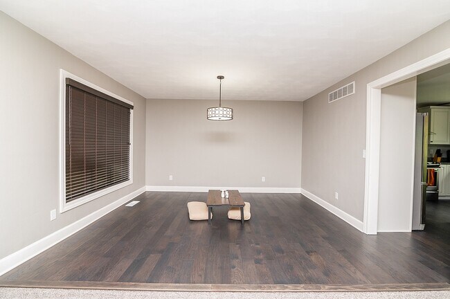 Building Photo - 1023 Maywood Dr