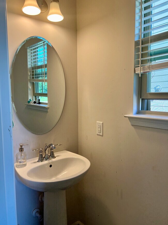 Powder room (1st floor) - 4014 Audubon Park Dr