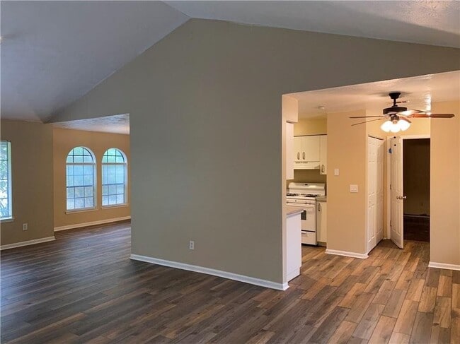 Building Photo - 3913 McGill Dr