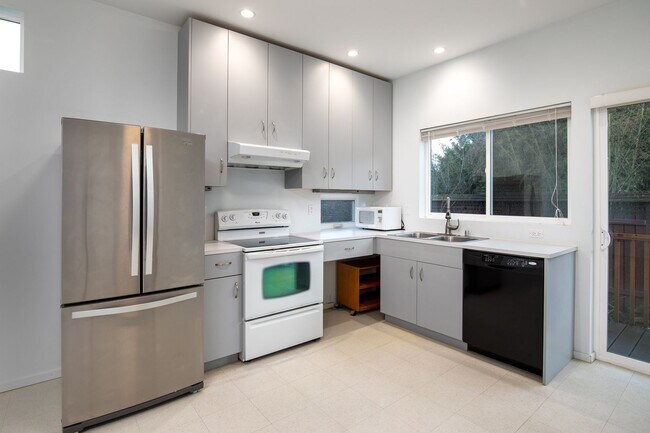 Foto del edificio - 2 bedroom 1.5.bathroom 1 off street parking