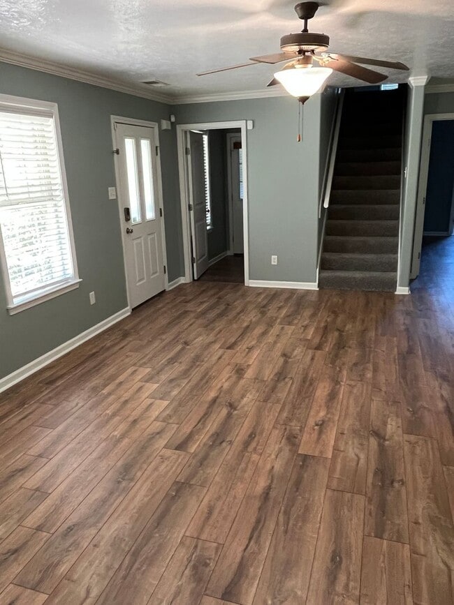 Building Photo - Beautiful large home on a dead end street