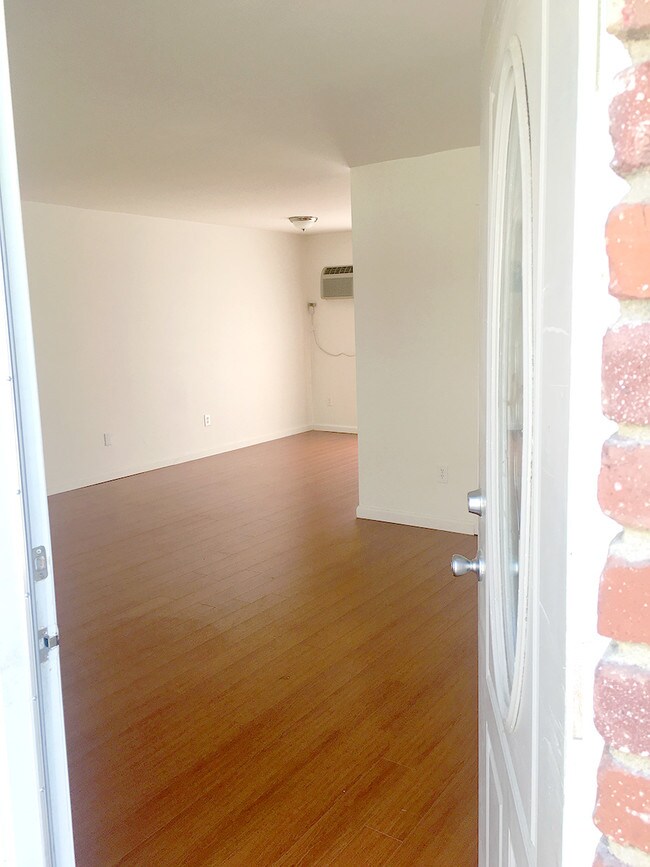 Foto del edificio - 8617 Wilbur Ave