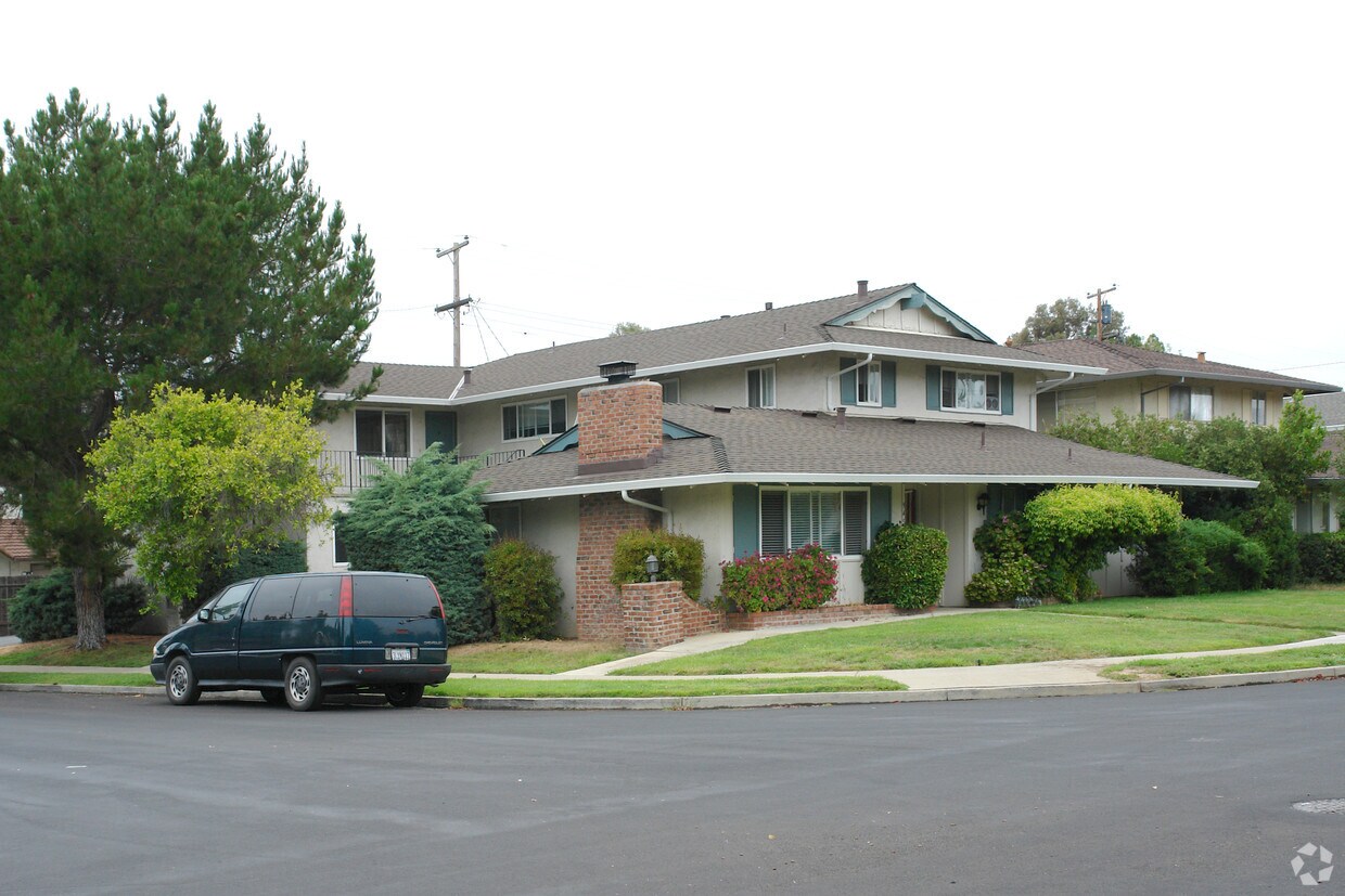 Foto principal - 945 Castlewood Dr