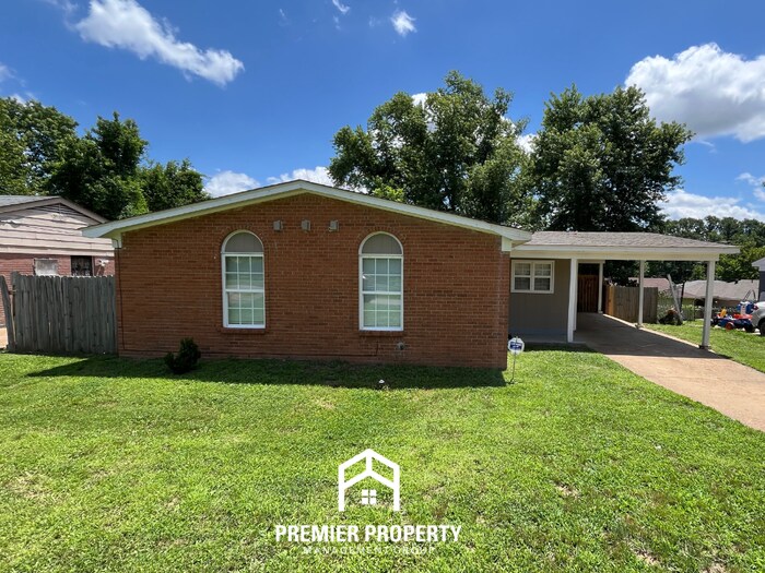 Charming 4BR/1BA Southwest Memphis Home | Vaulted High Ceilings & Large Fenced Yard - Charming 4BR/1BA Southwest Memphis Home | Vaulted High Ceilings & Large Fenced Yard