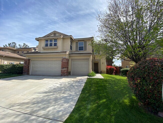 Building Photo - Spacious 4 bedroom plus loft home for rent!