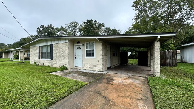 Building Photo - 4/2 with bonus room! Large fenced in back ...