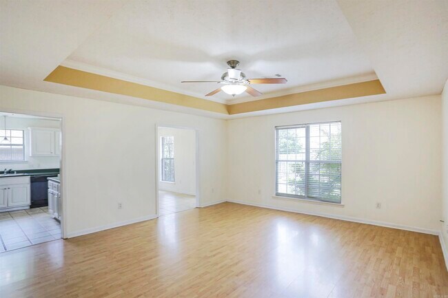 Building Photo - 2850 Makenzie Dr