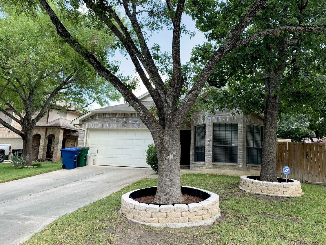 Foto principal - Ready for Move In! A wonderful all brick 1...