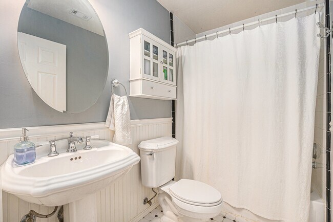 Building Photo - 618 Bay Oaks Dr