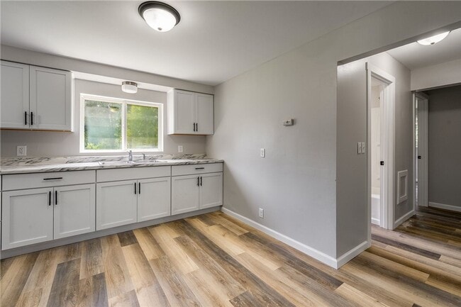 Building Photo - 1410 Lake Ave W