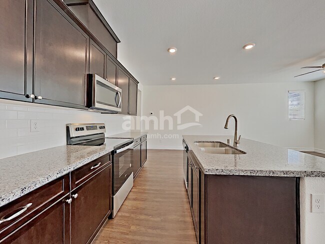 Foto del edificio - 9875 S Eastern Ave