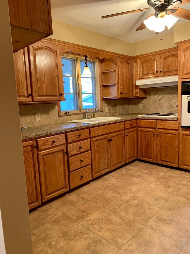 Building Photo - 28 Edgewater Dr