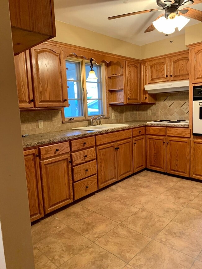 Foto del edificio - 28 Edgewater Dr