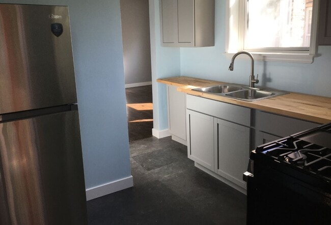 Building Photo - 7630 N Marshfield Ave