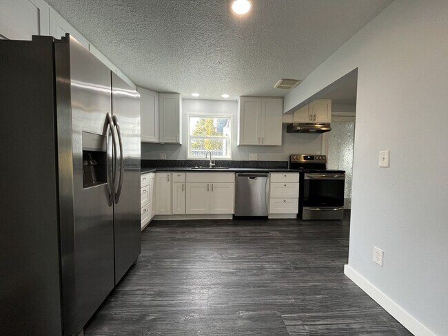 Building Photo - Updated Single-Level 3BD/2BA Home with Stainless Appliances, Expansive Yard & Flexible Layout