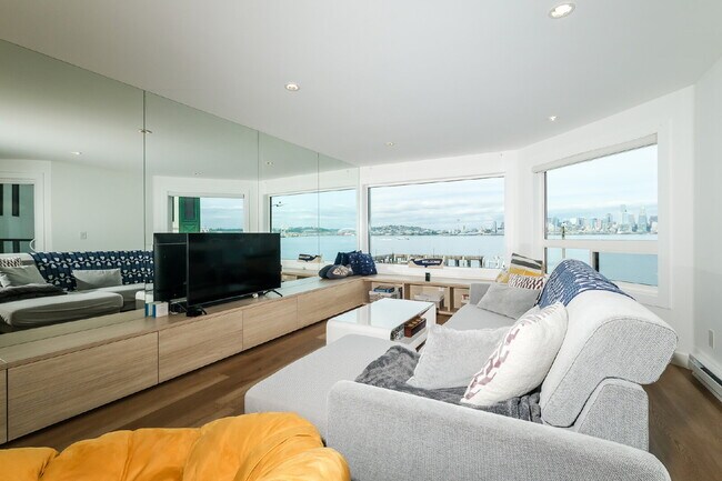 Foto del edificio - LUXURY WATER-VIEW CONDO FOR RENT- FULLY RENOVATED- WEST SEATTLE/ALKI