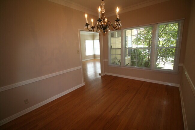 Building Photo - 401 N Oakhurst Dr