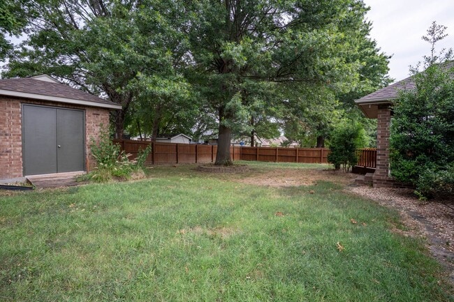 Building Photo - BEAUTIFUL FULLY FENCED HOME IN NIXA SCHOOL...