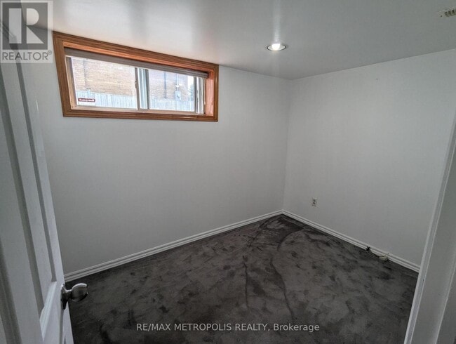 Building Photo - 45 Brenda Crescent