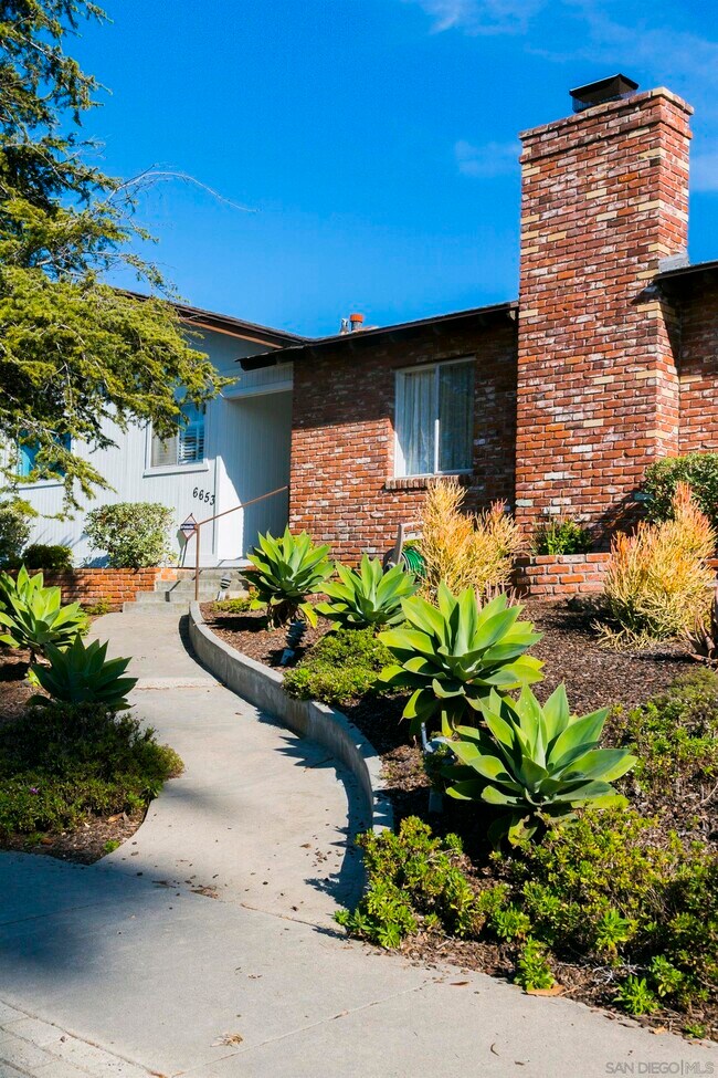 Building Photo - 6653 Aranda Ave