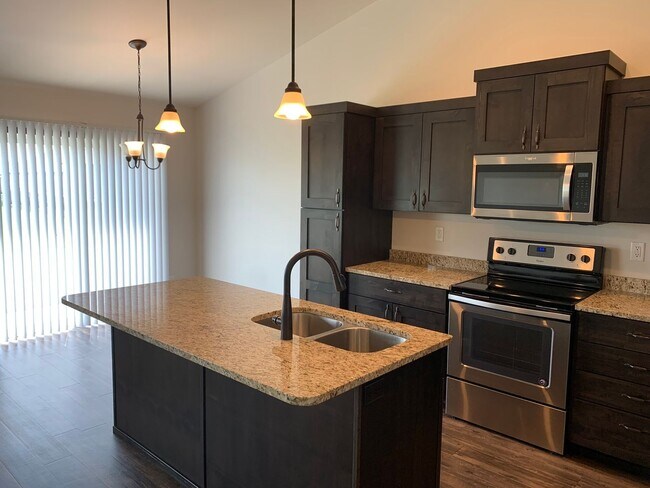 Foto del edificio - 5 Bed 3 Bath Single Family Home