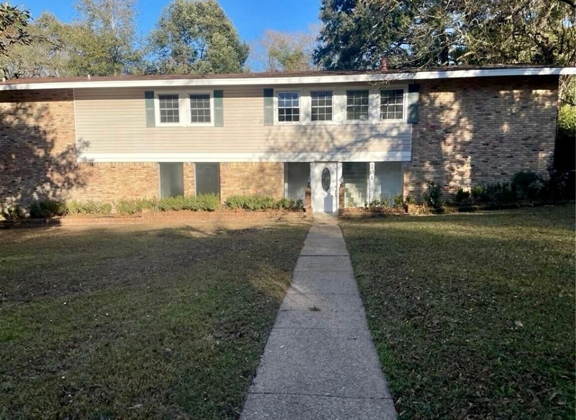 Primary Photo - Stunning 4 bdrm & 4.5 bath home