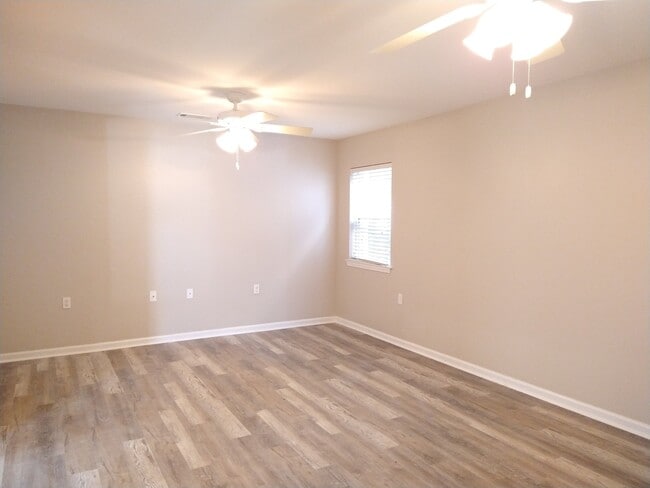 Building Photo - 6256 Bellaire Dr