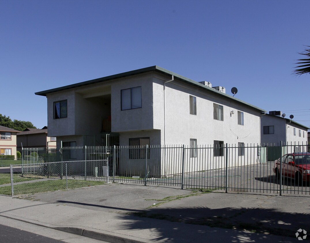 Building Photo - 2124 Hickory Way