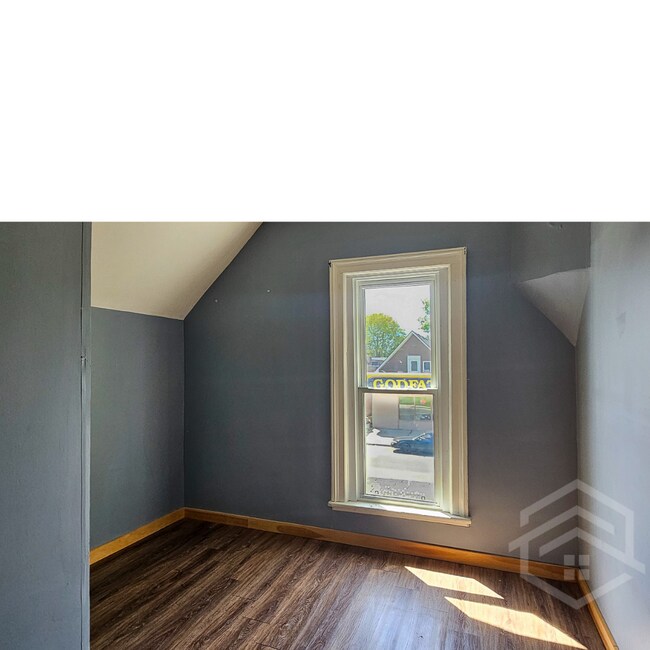 Photo du bâtiment - 3-Bedroom with a Fenced Yard!