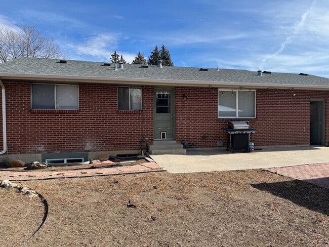 Foto del edificio - Lovely 5-bedroom, 2-1/2 bath home.  Centrally-located in Longmont with convenient access to shopp...