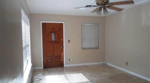 Building Photo - 3870 SW 60th Ter