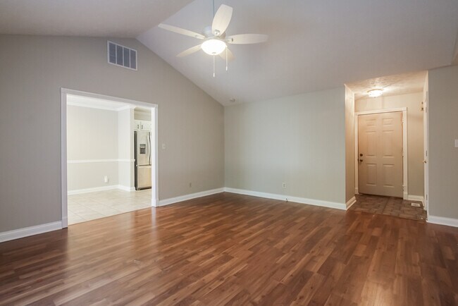 Building Photo - 667 Aspen Ct