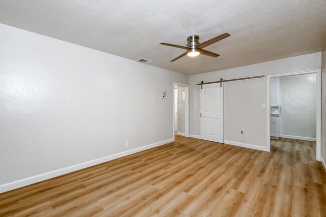 Building Photo - 326 E Dudley