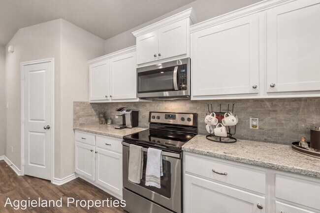 Building Photo - 4 br, 4.5 bath House - 522 Momma Bear