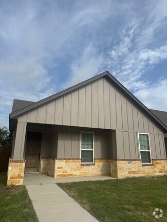 Building Photo - 665 The Cottages