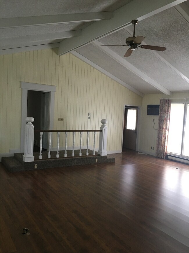 Foto del edificio - HUGE HOME FOR RENT!!