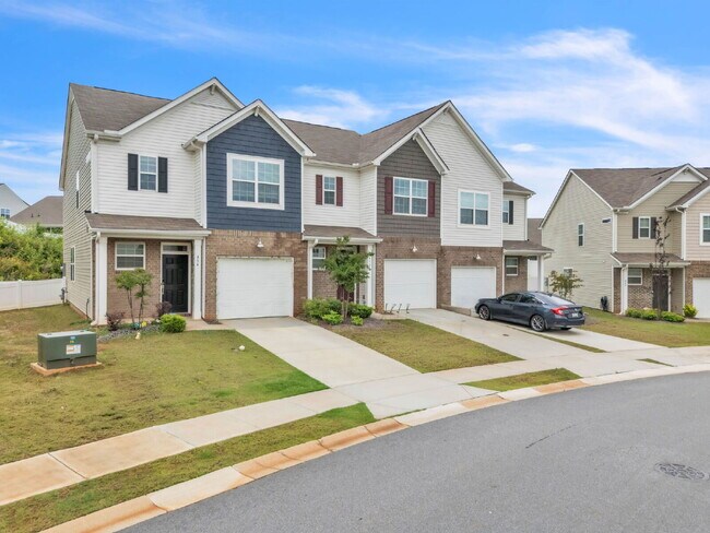 Foto del edificio - Stylish 3BR/2.5BA Craftsman Townhome with Modern Finishes in Pendleton! $1,700/mo rent