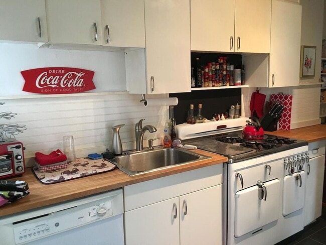 Building Photo - Remington 5BR Rowhome Available 6/1 | Steps to JHU | Finished Basement Bed/Bath | 2,300 Sq Ft
