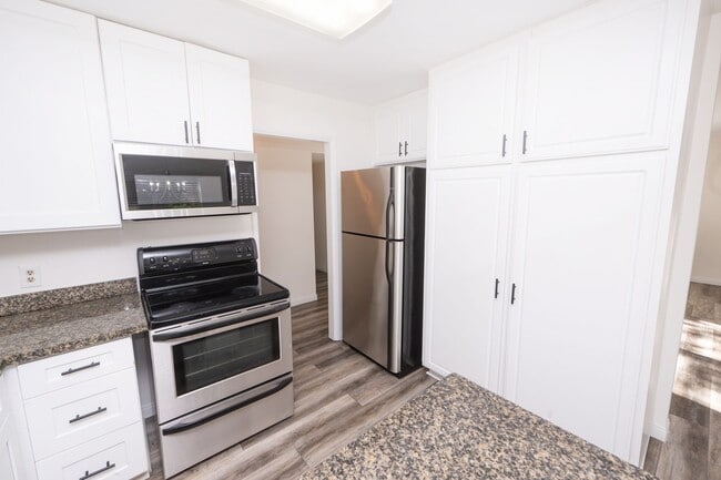 Building Photo - Move in Special: Spacious Downstairs Unit 3BR/2BA - 1/2 off FIRST Month Rent.