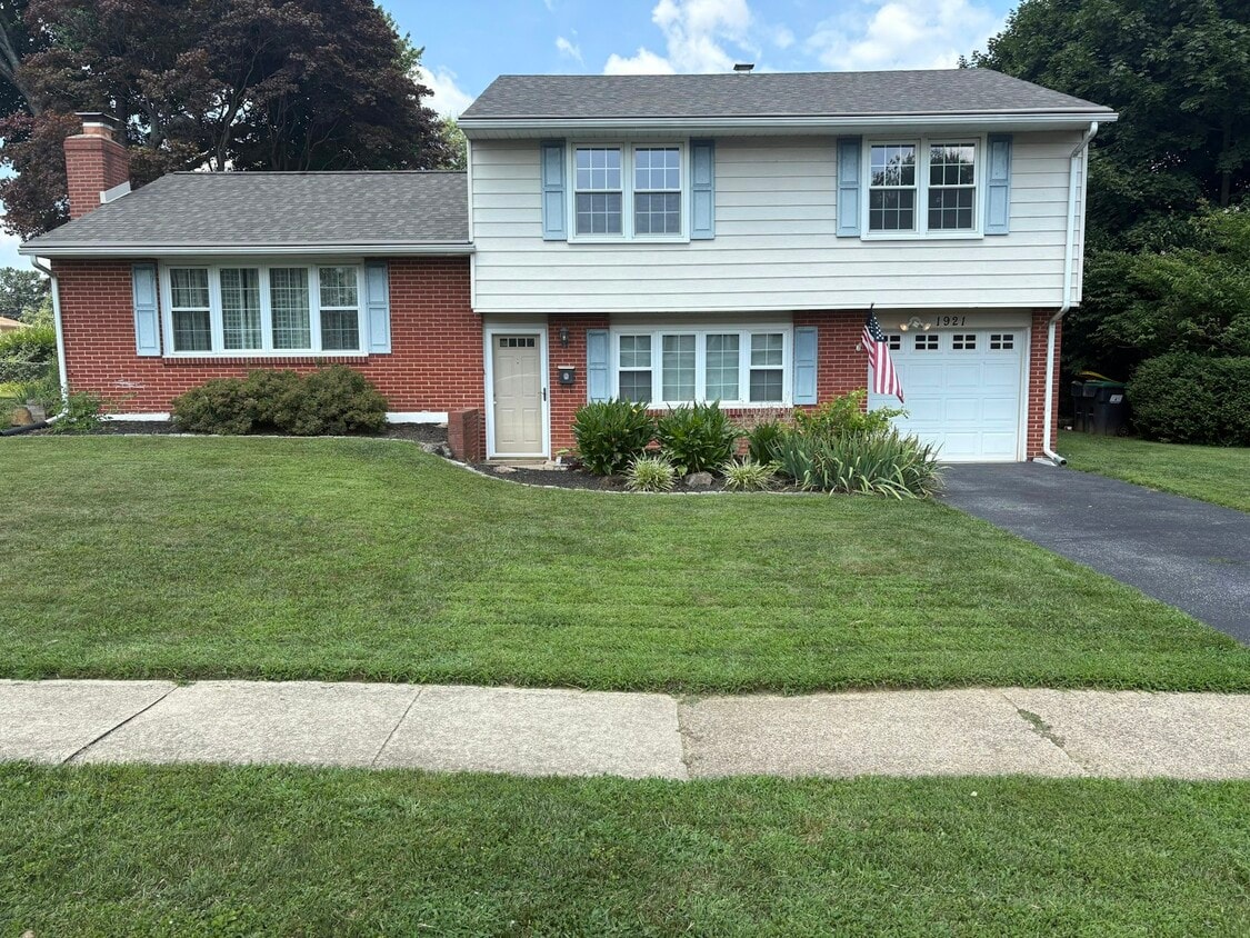 Primary Photo - 1921 Floral Dr