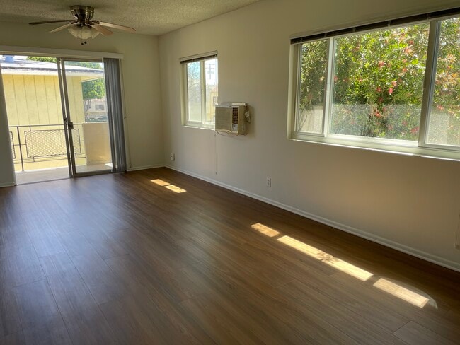 Living room / dining room - 1022 N Genesee Ave