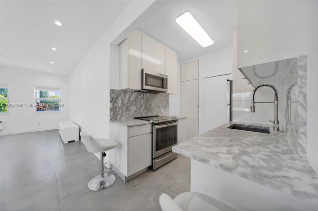 Foto del edificio - 2463 Pine Tree Dr