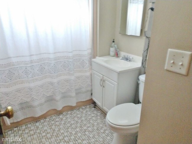 Building Photo - 3 br, 1.5 bath  - 18 College Farm Rd