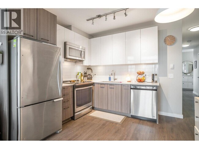 Photo du bâtiment - 6555 Victoria Dr