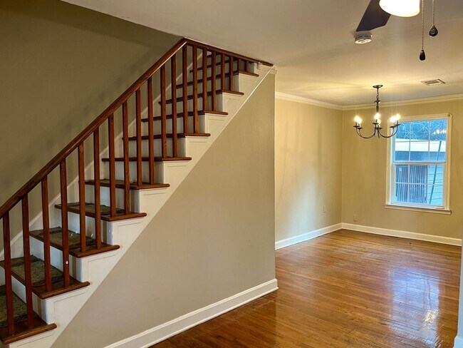 Building Photo - Great location in Garden District seconds ...