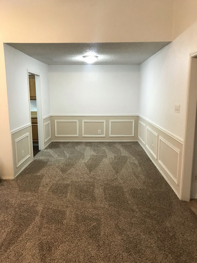 Building Photo - 1605 Brentwood Dr
