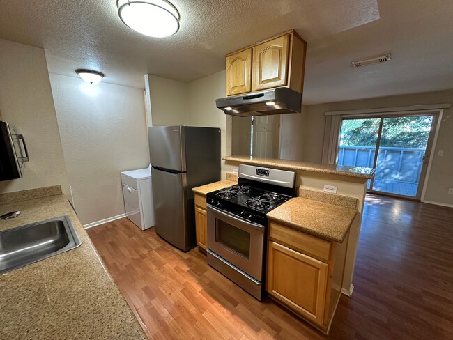 Foto del edificio - 1 Bed 1 Bath W/ Garage In Pittsburg