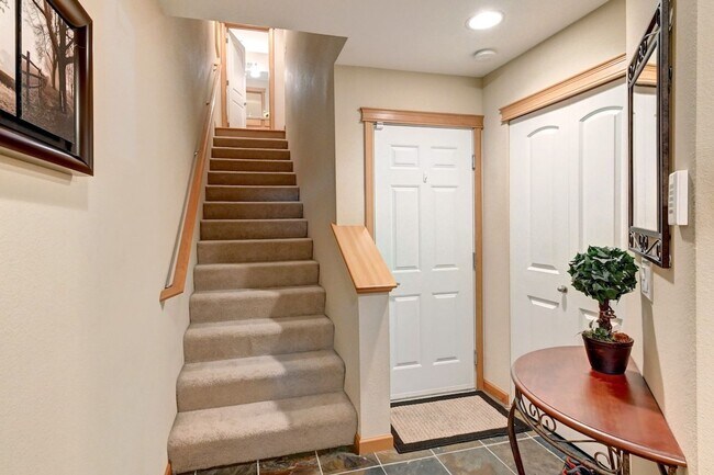 Foto del edificio - Immaculate Townhome with Private Patio!