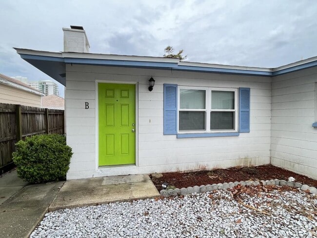 Building Photo - 6213 Sunset Ave