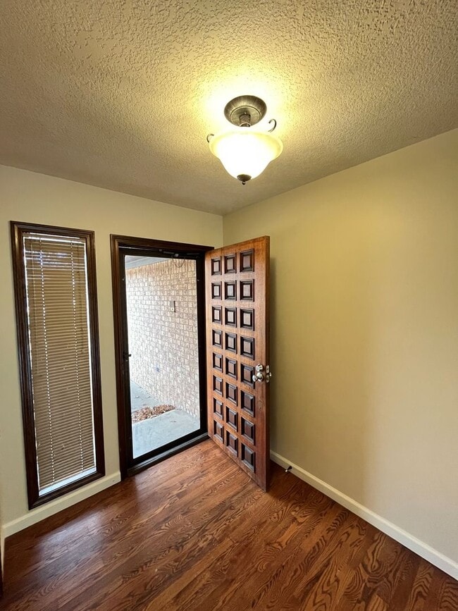 3 bedroom 2 bath in tucked away neighborhood - 3 bedroom 2 bath in tucked away neighborhood House